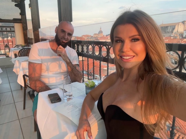 开云体育网址-波兰铁锤戈塔特晒夫妻合照并宣布喜讯：我快要当爸爸了❤️🔥