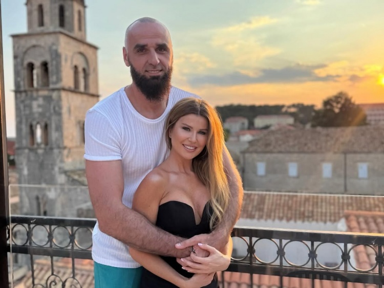 开云体育网址-波兰铁锤戈塔特晒夫妻合照并宣布喜讯：我快要当爸爸了❤️🔥