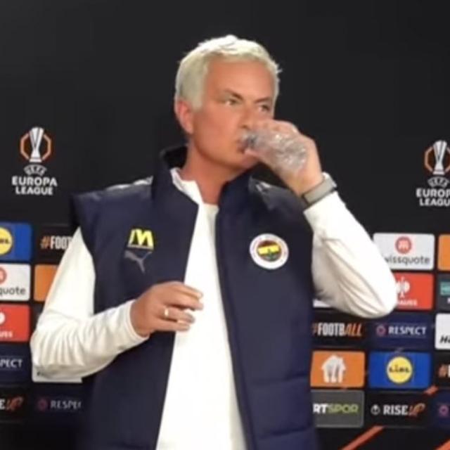 最新开云体育网址入口-穆帅迎滕圣：曼联学会信任教练，依然期待亚军转正