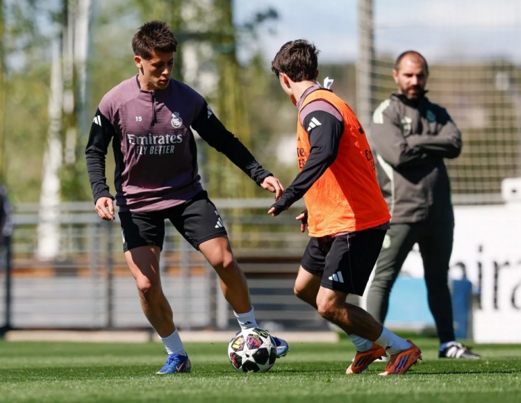 开云体育网址-皇马官方报球队训练：卡雷拉斯进行部分合练，姆巴佩也参与其中