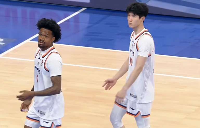 开云体育网址-CBA疯狂一夜:上海战胜北京夺19连胜,广厦又输广东,排名变乱了